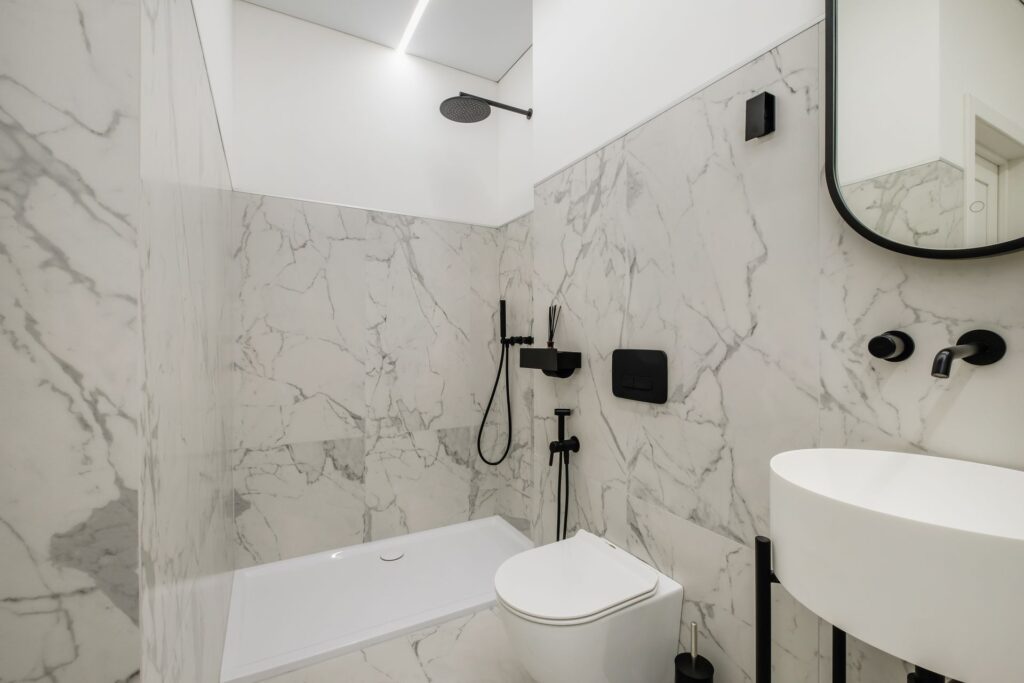 Łazienka glamour z nowoczesną toaletą w domu tworzą idealny duet