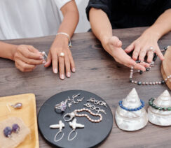 Gdzie kupić biżuterię ze stali chirurgicznej? Przymierzanie biżuterii