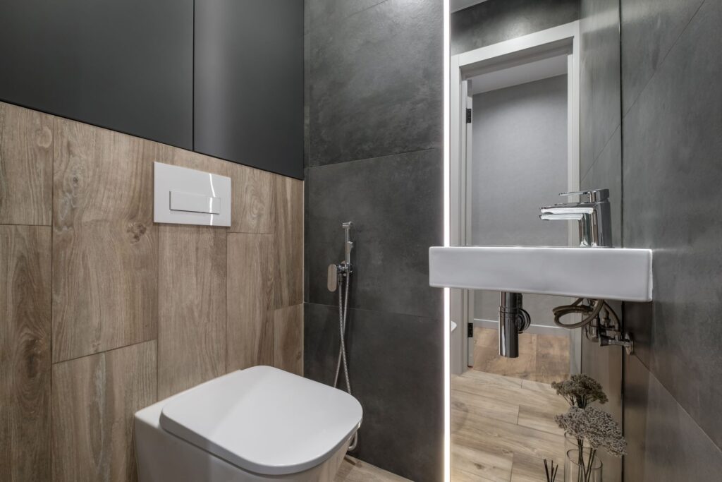Naturalne materiały w połączeniu z nowoczesną łazienką w domu