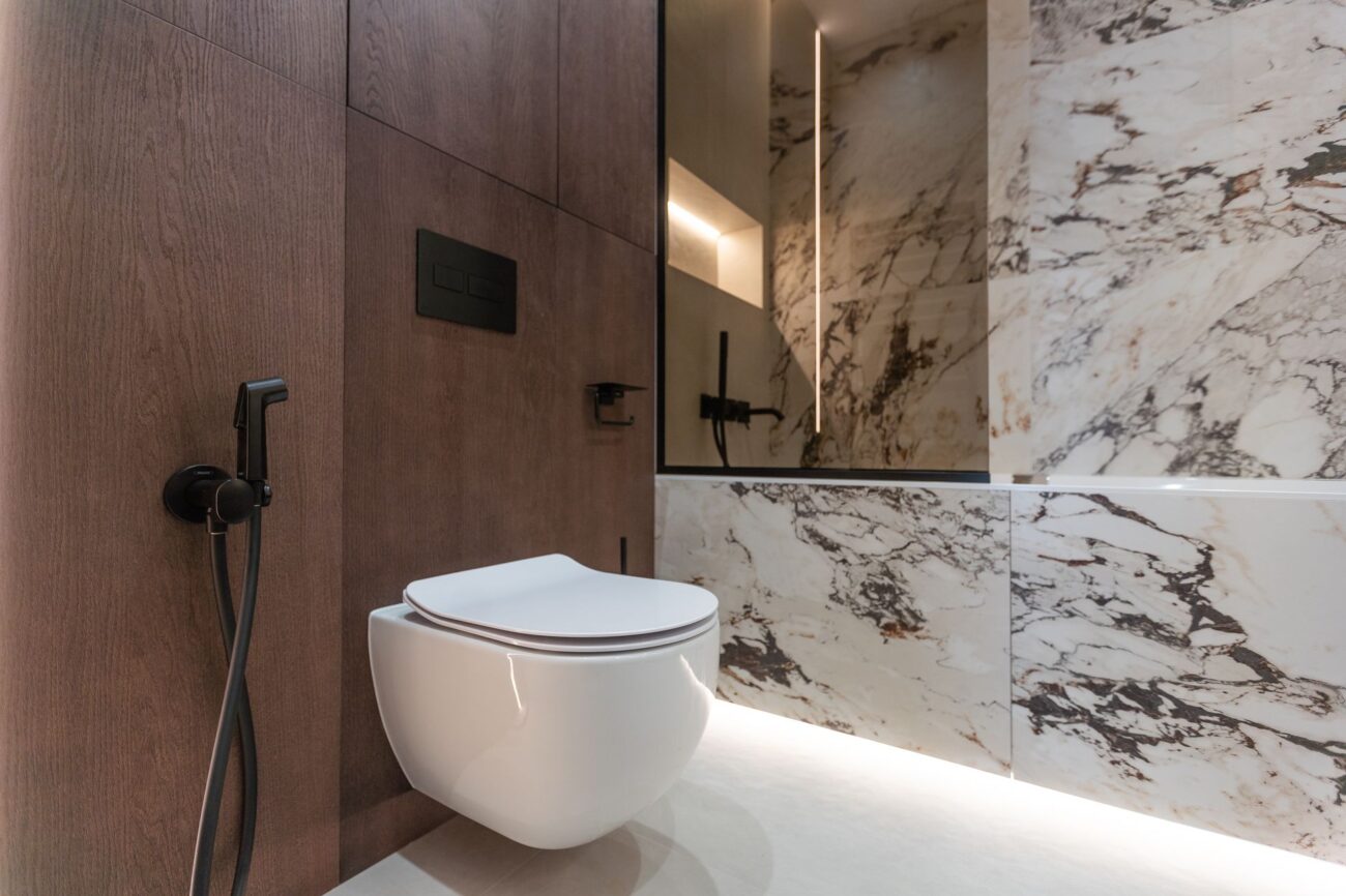 Nowoczesne toalety w domu z mieszanymi kolorystycznie ścianami