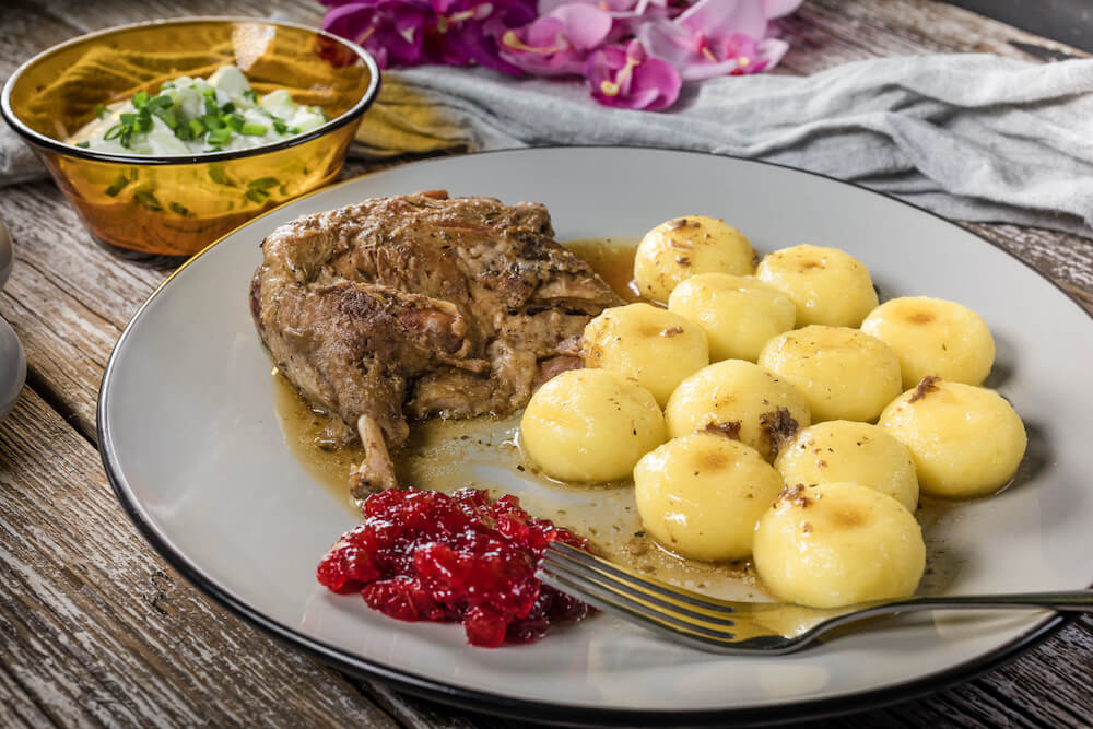 kluski śląskie z mięsem i buraczkami