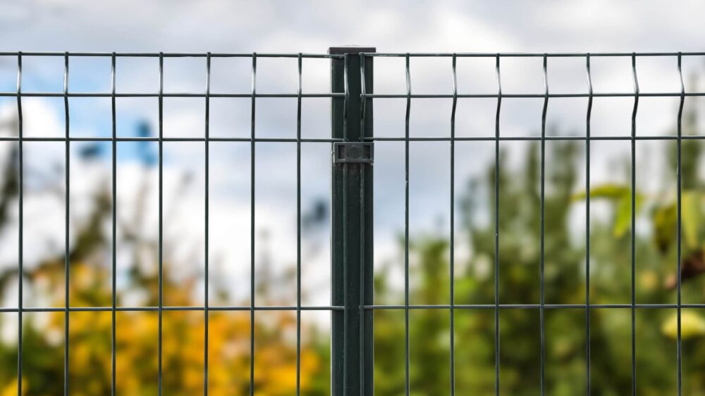 jak ogrodzić działkę na przykładzie siatki