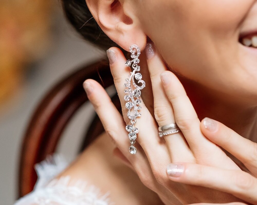 Jak wyczyścić kolczyki z błyszczącymi cyrkoniami