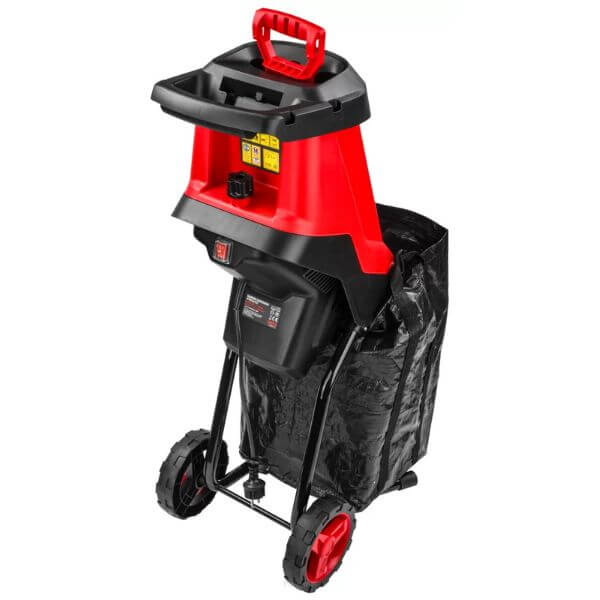 Rozdrabniacz do gałęzi nożowy z workiem na zrębki Rozdrabniacz do gałęzi - jaki wybrać? Model RED TECHNIC z mechanizmem nożowym