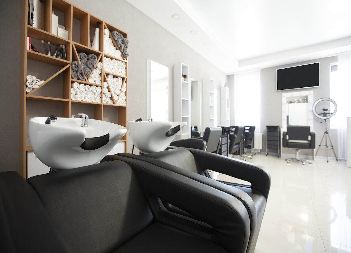 jak urządzić salon fryzjerski - niezbędne meble