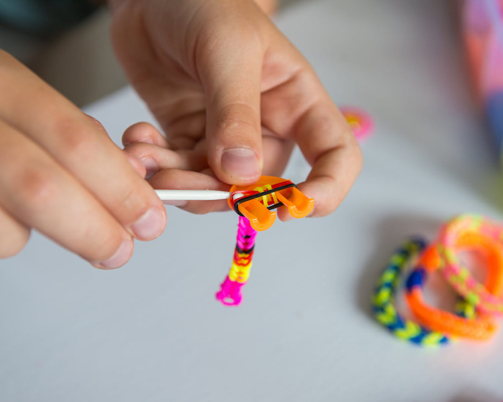 Jak zrobić bransoletkę z gumki używając procy