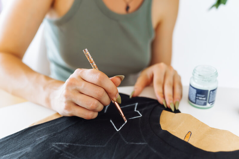 Jak zrobić nadruk na bluzie za pomocą farb i pędzla? Jak zrobić nadruk na bluzie samodzielnie farbami?