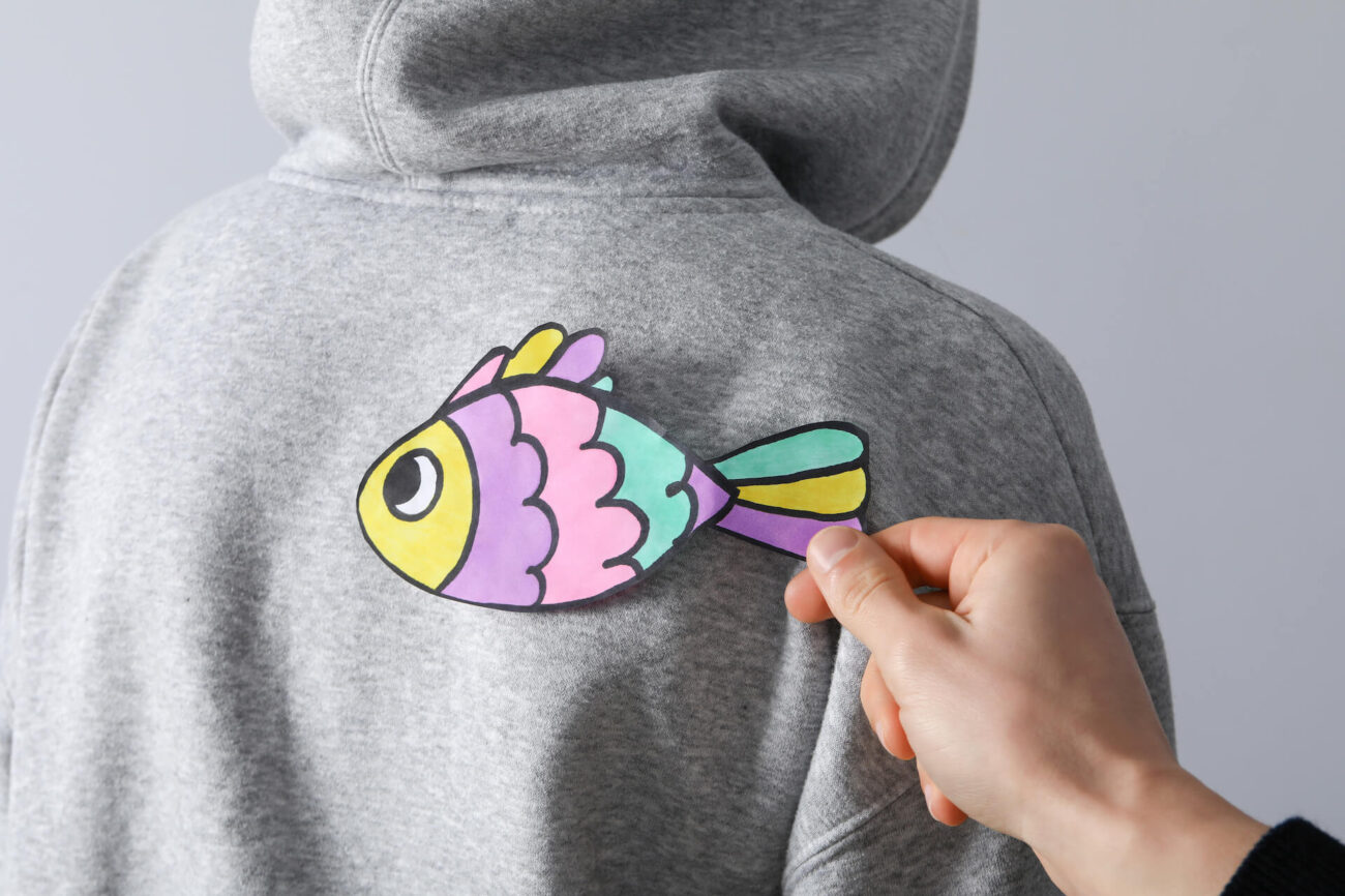 Jak zrobić nadruk na bluzie w kształcie rybki?