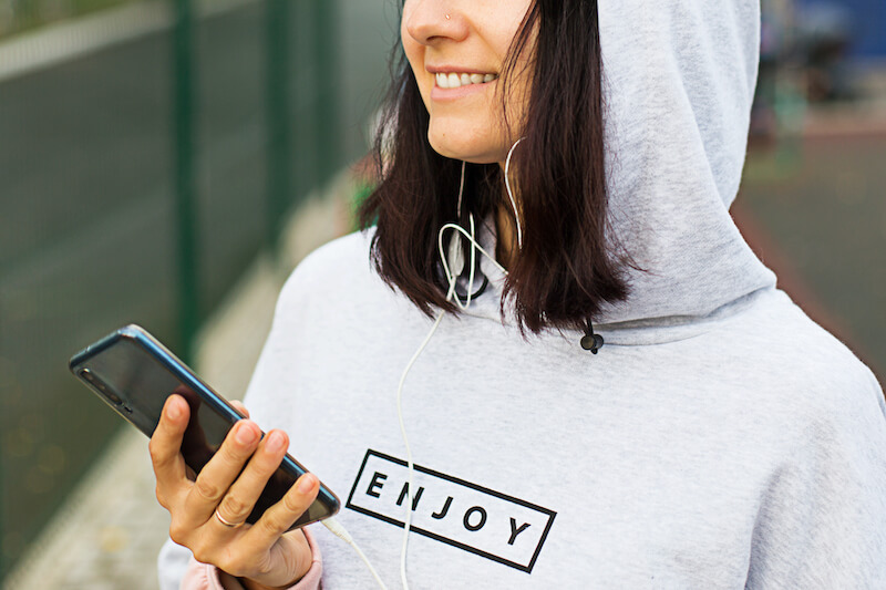 Jak zrobić nadruk na bluzie dla kobiety? Jak zrobić nadruk na bluzie z napisem?