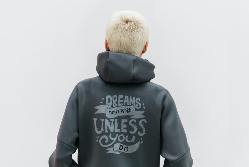 Jak zrobić nadruk na bluzie szarej z hasłem motywacyjnym? Jak zrobić nadruk na bluzie ciemnej z napisami?