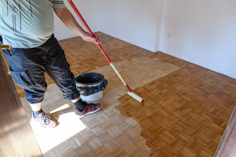 renowacja podłogi drewnianej z pomocą olejowania