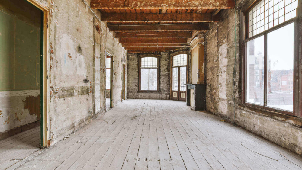 renowacja podłogi drewnianej w starym budynku renowacja podłogi drewnianej w starych pomieszczeniach