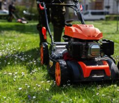 Jaka kosiarka spalinowa najlepsza? Porady i wskazówki