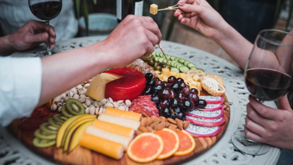 włoskie przekąski na imprezę – antipasti włoskie przekąski na imprezę z deską serów