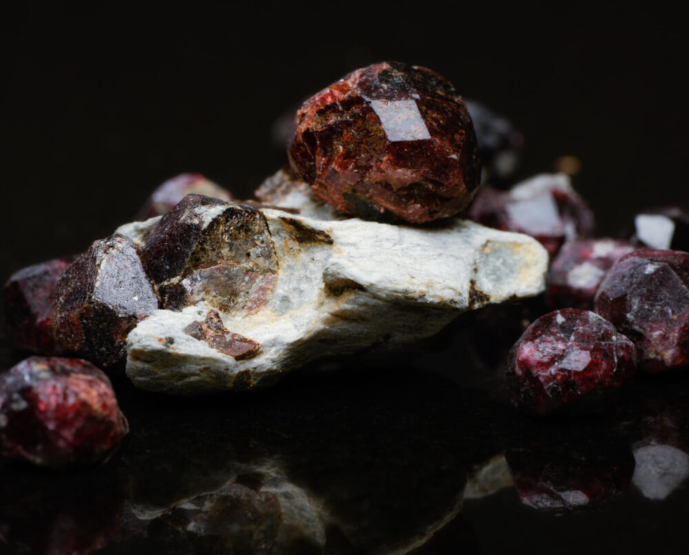 Granat kamień – właściwości fizyczne, metafizyczne i lecznicze