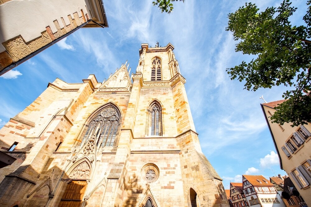 Colmar - kościół świętego Marcina od dołu Colmar - wysoki kościół z jasnej cegły widziany od dołu