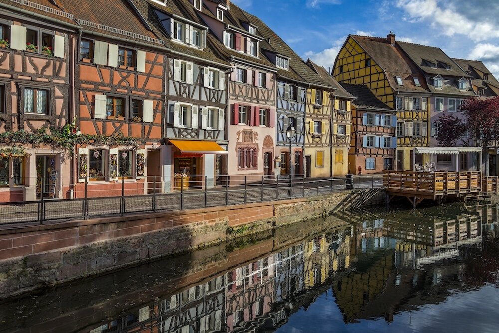 Colmar - stare domy z kolorowymi elewacjami nad rzeką Colmar - domy szachulcowe nad rzeką