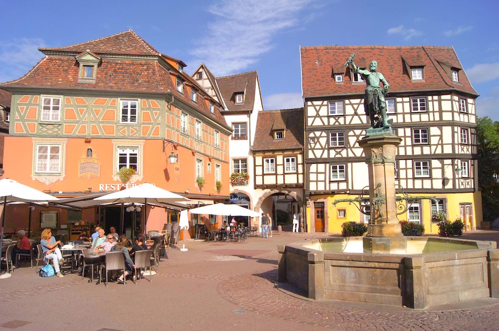 fontanna z admirałem de Schwendi na placu w mieście Fontanna Bartholdiego przed kamienicami i restauracjami