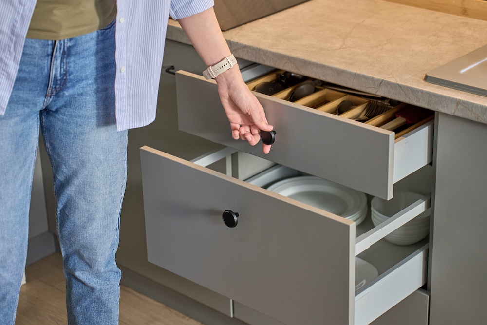 szare fronty w kuchni i otwarte szuflady szara zabudowa z otwartymi szafkami