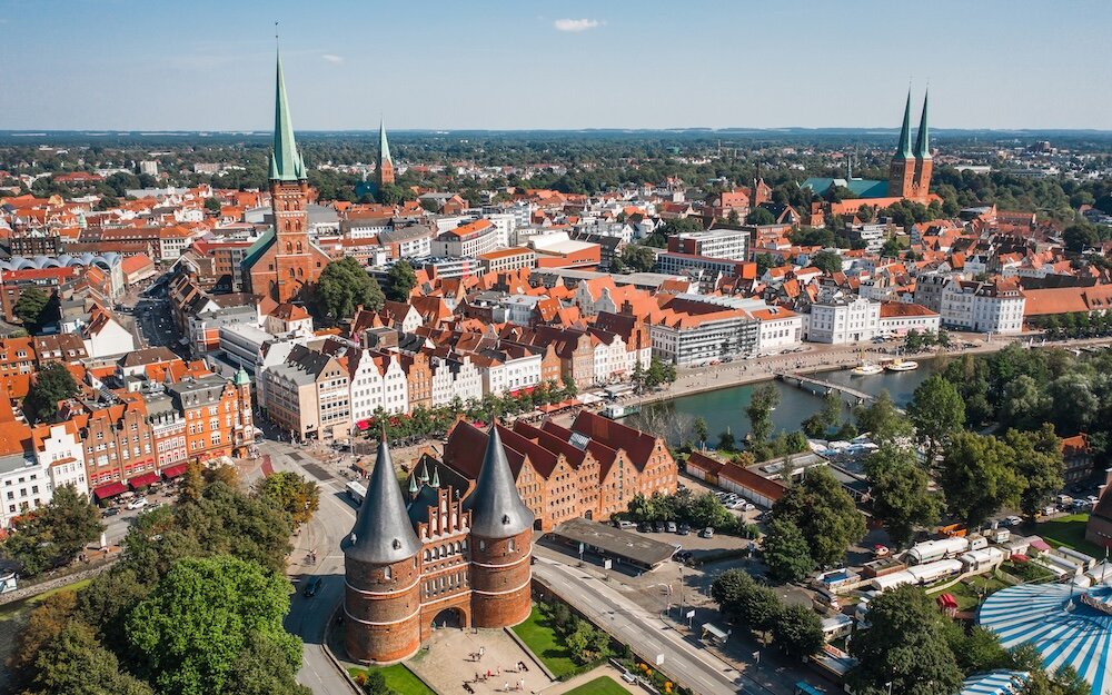 Szlezwik-Holsztyn - stara zabudowa miasta Lubeka Szlezwik-Holsztyn - panorama Lubeki