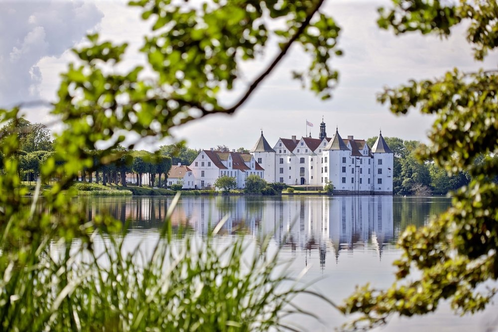 biały Zamek Glucksburg nad fiordami widok na wodny Zamek Glucksburg