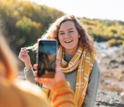 opisy do zdjęć z uśmiechniętą kobietą w szaliku