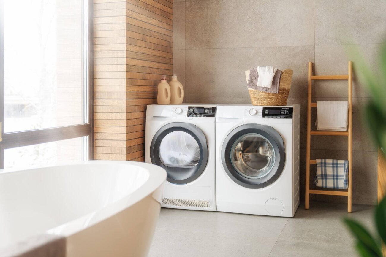 łazienka z dwiema pralkami i wanną