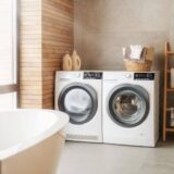 łazienka z dwiema pralkami i wanną