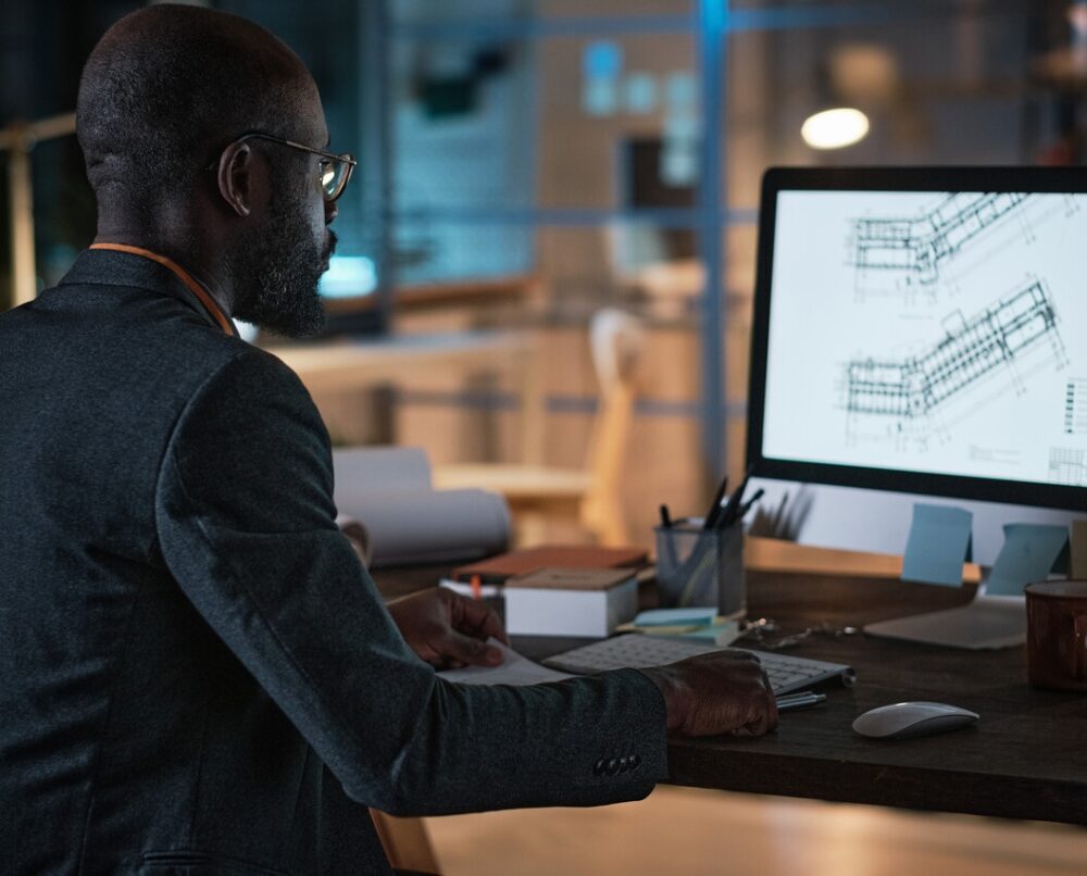 inżynier projektujący na komputerze