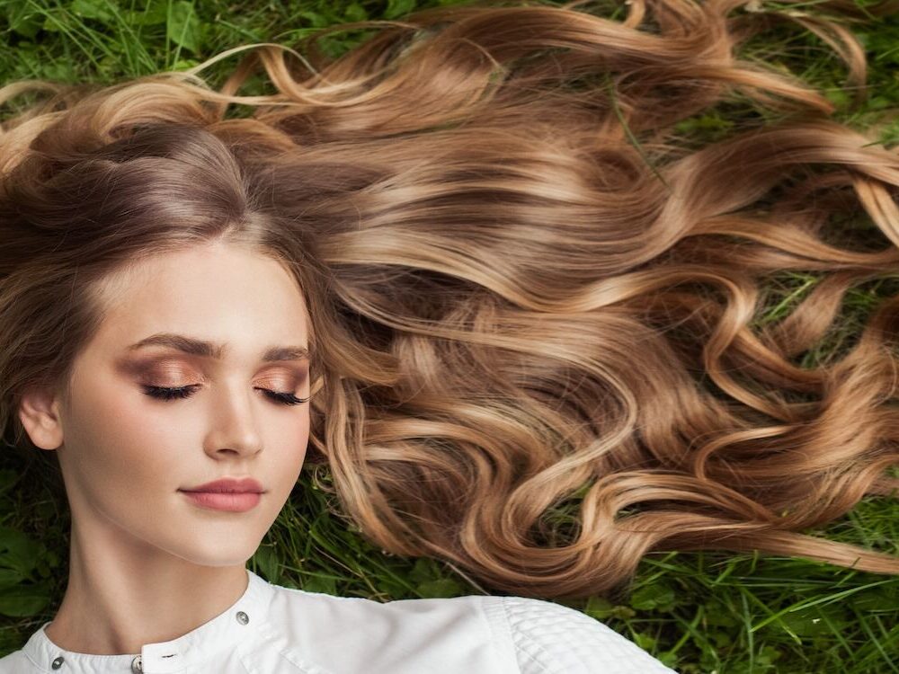kobieta z długimi włosami
