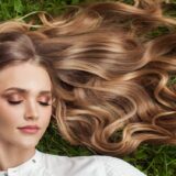 kobieta z długimi włosami