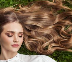 kobieta z długimi włosami