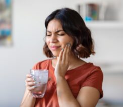 kobieta z bolącym zębem