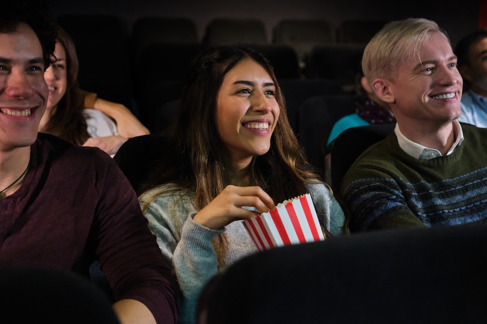 ludzie oglądający film na widowni w kinie ludzie podczas seansu w kinie