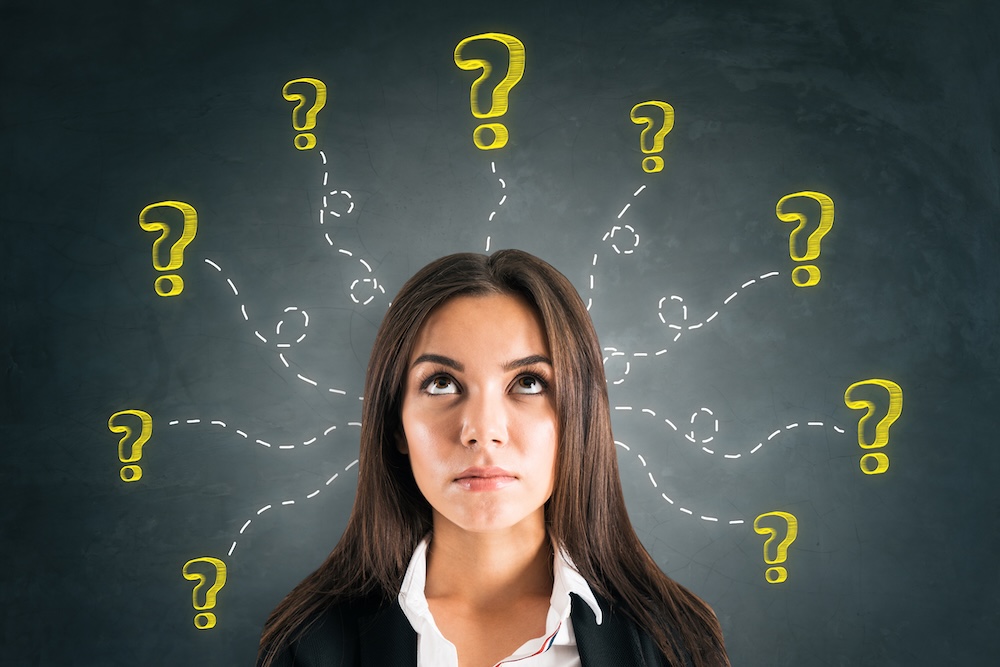 kobieta z pytajnikami przy głowie kobieta ze znakami zapytania przy głowie