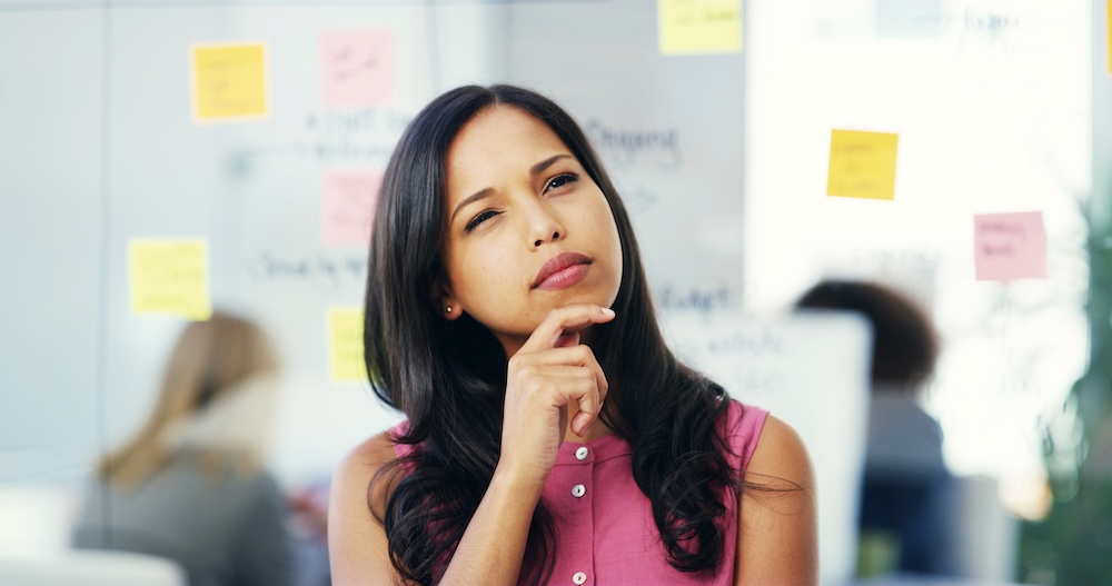 podchwytliwe pytania - zaintrygowana kobieta podchwytliwe pytania - myśląca nad czymś kobieta
