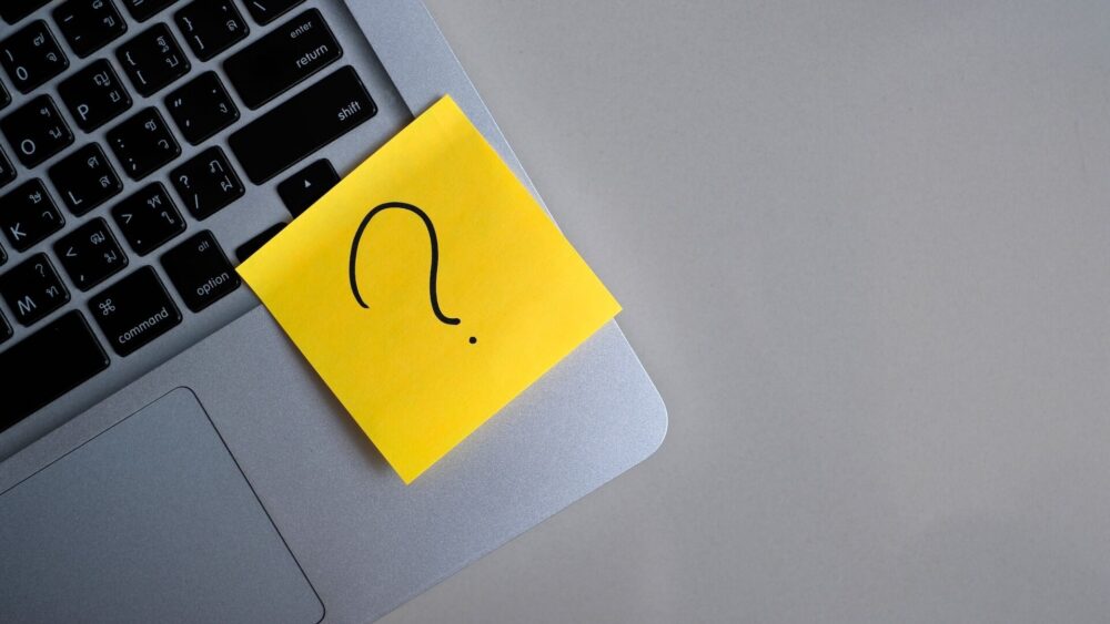 podchwytliwe pytania - znak zapytania na żółtej kartce