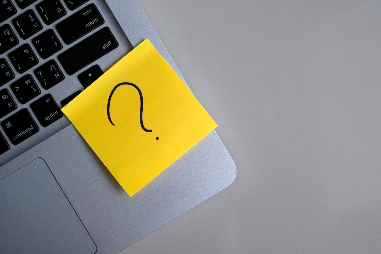 podchwytliwe pytania - znak zapytania na żółtej kartce