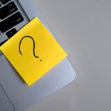 podchwytliwe pytania - znak zapytania na żółtej kartce