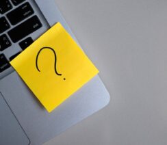 podchwytliwe pytania - znak zapytania na żółtej kartce