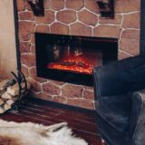 biokominek obok fotela w salonie