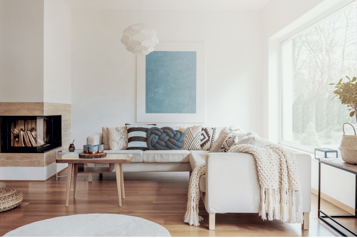 salon z meblami z dębu