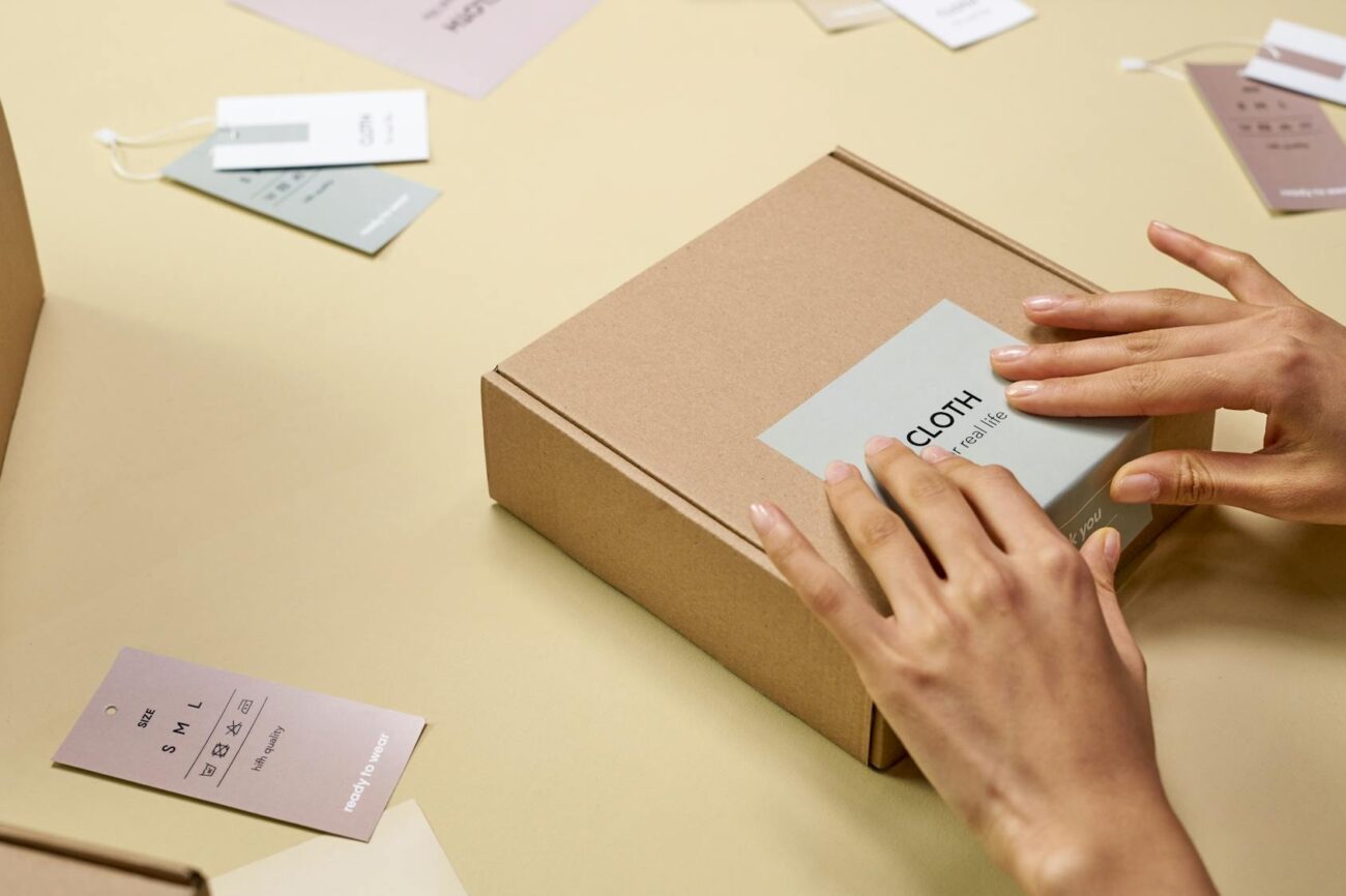 naklejanie etykiet na pudełka