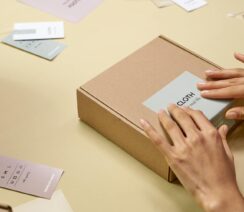 naklejanie etykiet na pudełka