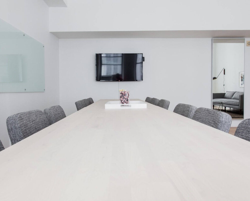 Jak wybrać salę konferencyjną na Mazurach? Poradnik