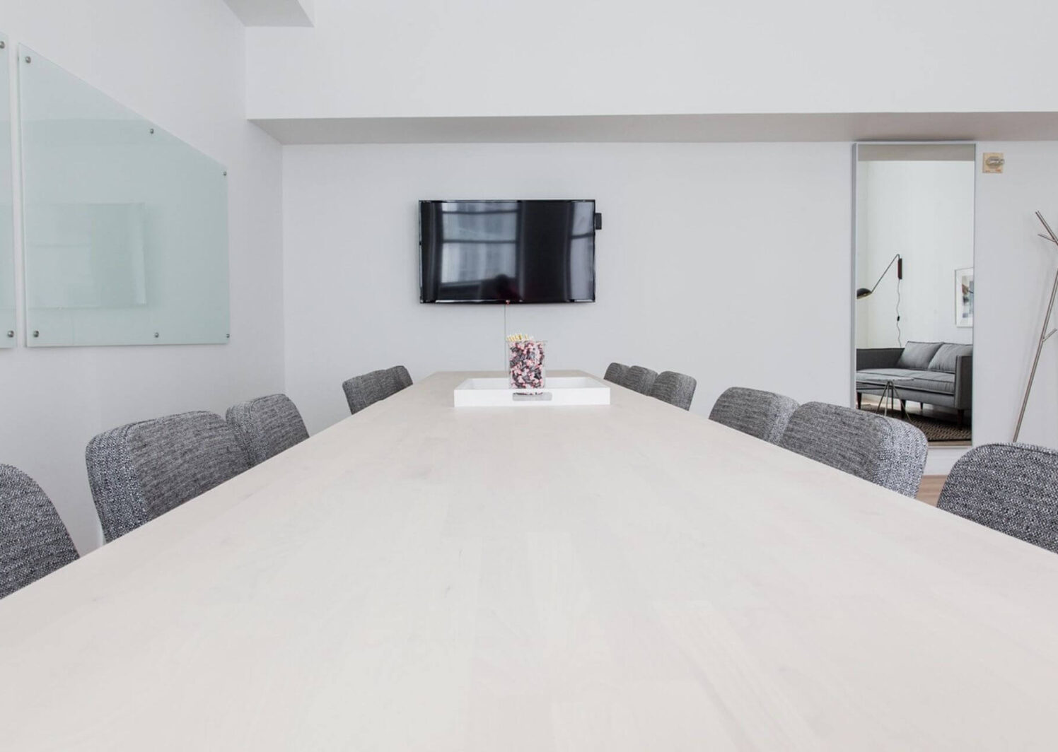 Jak wybrać salę konferencyjną na Mazurach? Poradnik