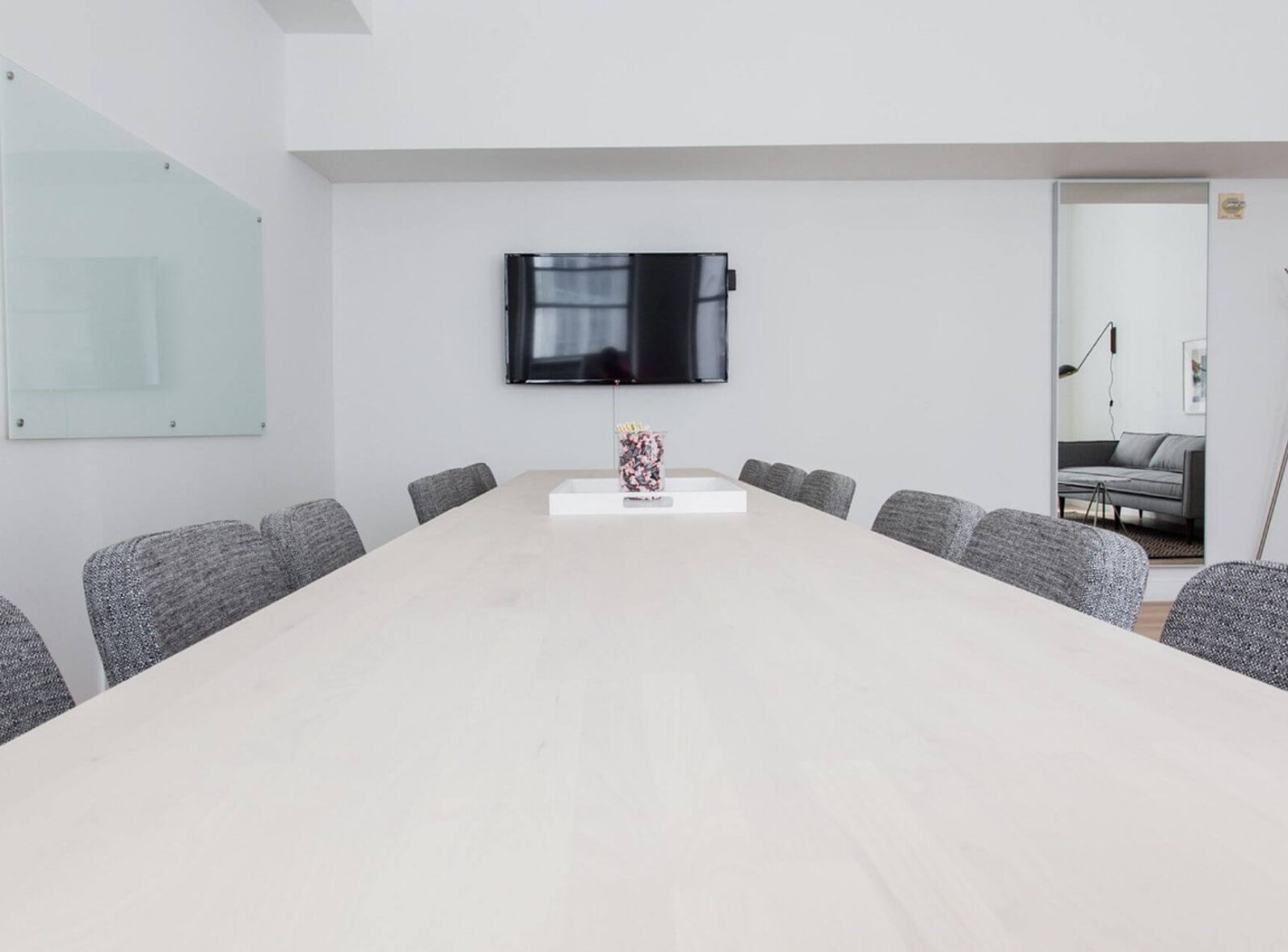 Jak wybrać salę konferencyjną na Mazurach? Poradnik