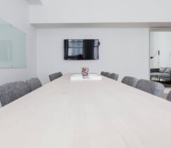 Jak wybrać salę konferencyjną na Mazurach? Poradnik