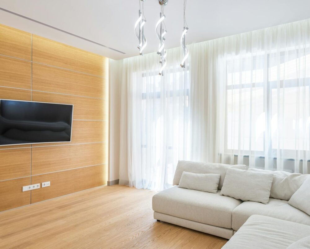 białe firanki w oknie salonu