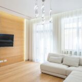 białe firanki w oknie salonu